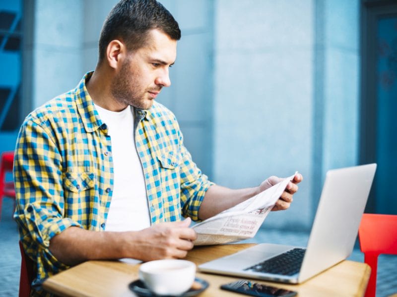 un-entrepreneur-verifie-les-informations-de-dettes-de-son-fournisseurs-avant-de-payer-une-facture